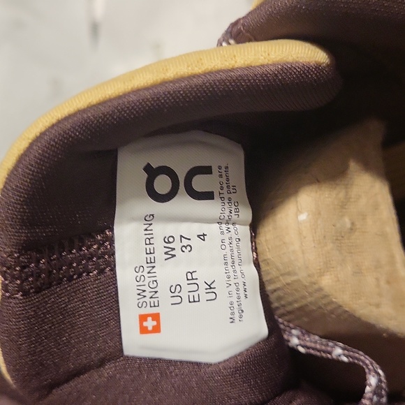 On running cloud Hi Edge Dusk grape Women's US 6 Medium, New Inbox. - Picture 6 of 7